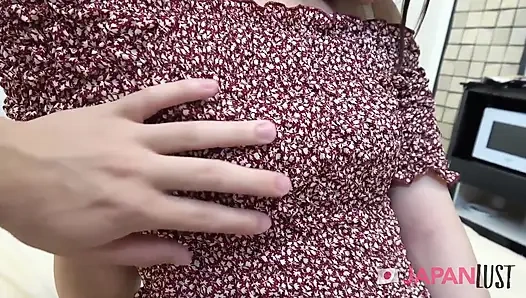 Schönes japanisches teen wakana squirtet für pOV-schwanz