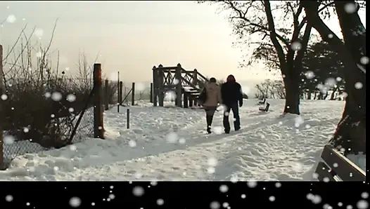 Молодую милфу трахнул и наполнил сливками в киску большой жесткий член в снегу