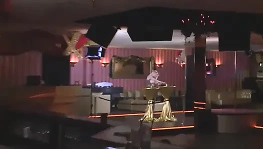 Büyük memeli orta yaşlı seksi kadın müzik stüdyosunda sert bir yarakla sikiliyor