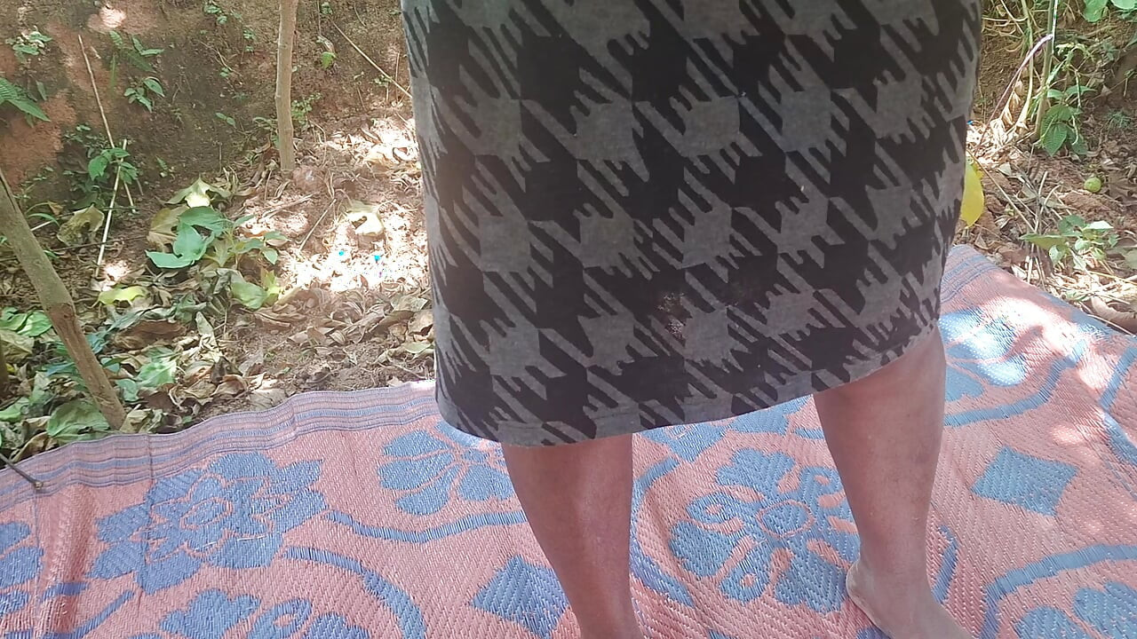 Mama vitregă curvă în aer liber și țâțe naturale mari
