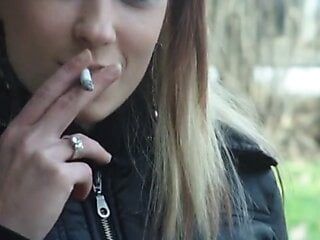 Hút thuốc tôn sùng cô gái