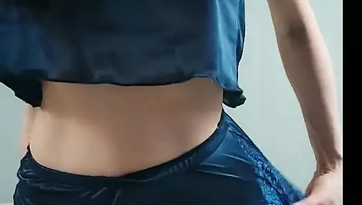 Orta yaşlı seksi kadın erotik olarak hareket ediyor ve götünü oynatıyor, gerçekten yarağının götüne girmesini istiyor! Ginnagg
