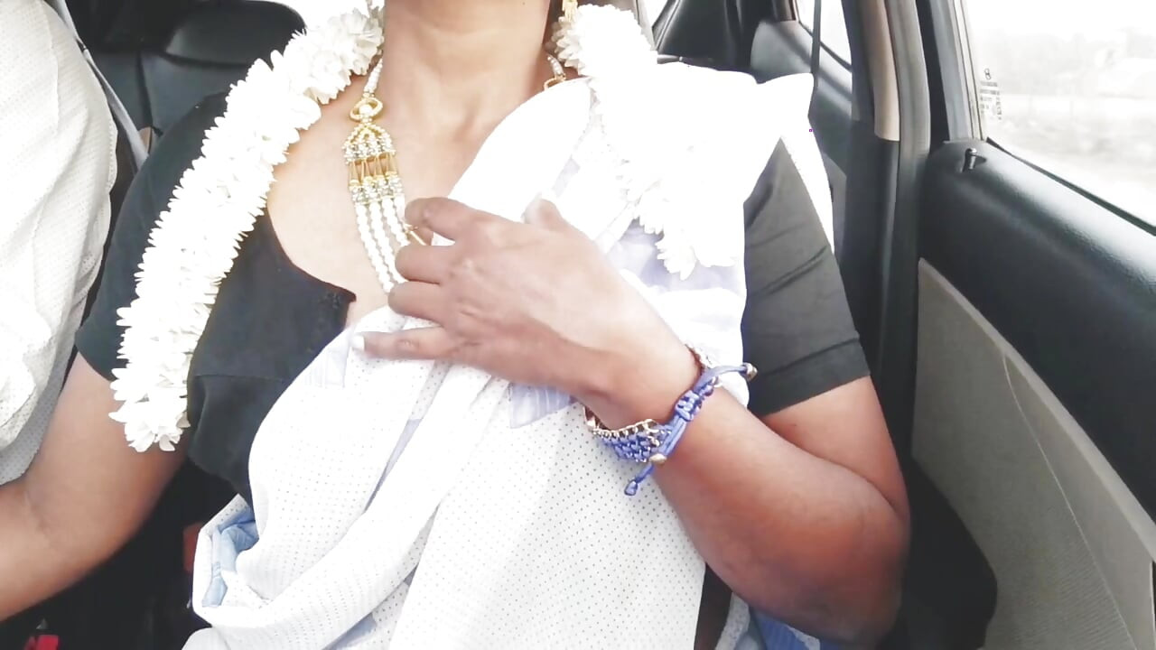 Indiana no carro Bela dona de casa saree tenta foder com enteado car drive.telugu dirty talks.