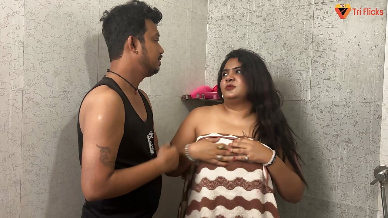 Pulamber nai bath room ka toti thik karty karty malkin kai sath kar dala sex