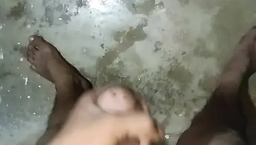 Sabah vakti banyoda mastürbasyon ve büyük boşalma... inleyerek