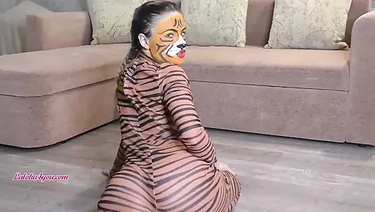 Schlankes mädchen wird in ihren mund gefickt und nimmt sperma auf ihr gesicht
