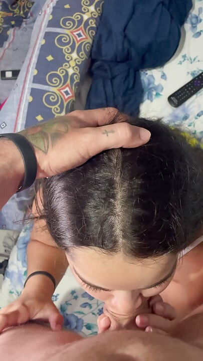 Chupando mole e sentindo o pau veiudo ficar duro dentro da boca - Gozada facial na parte 2 disponível no VIP