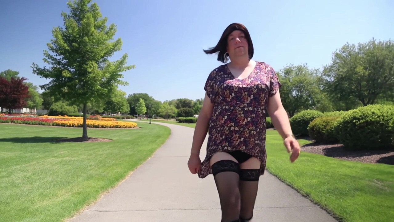 Nicki crossdress dengan gaun mini musim panas yang luar biasa. Celana ketat dan sepatu bot berjalan-jalan di taman (KI)