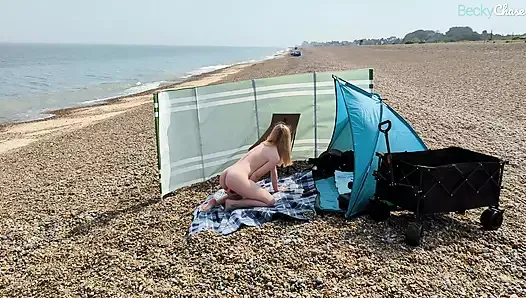 一个年轻的金发妻子裸体并在英国��公共海滩上自慰