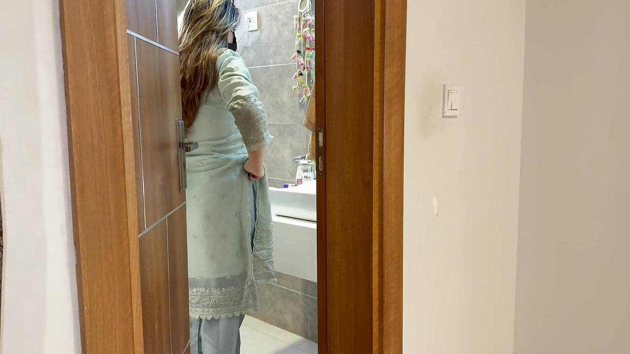 Geile mature stief-tante betrapt haar stief-neefje terwijl hij voor haar aan het masturberen is