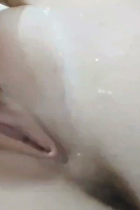 핫한 갈색 머리 여자가 욕실에서 사정