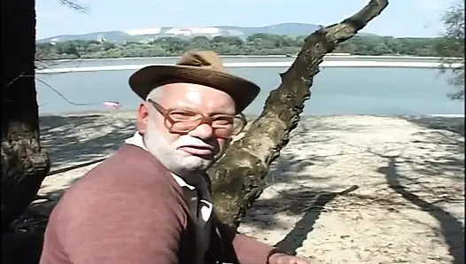 Genç Kız açık Havada Azgın Dedeyi Işiyor Ve Sikiyor