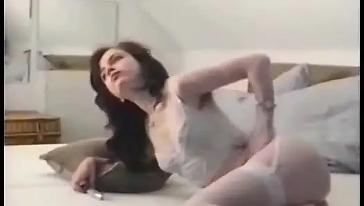 Cewek imut yang sange suka meluncurkan dildo ke dalam memeknya yang sempit