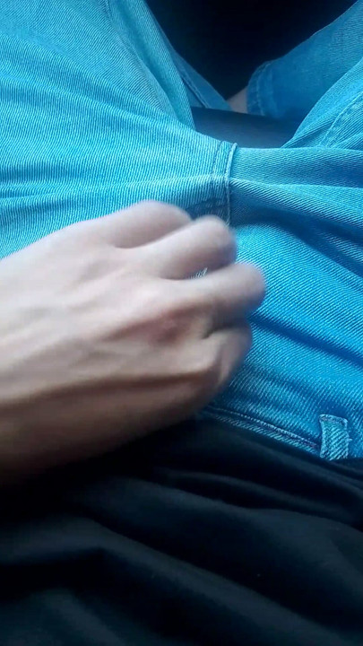 Un tipo en un coche muestra un pene