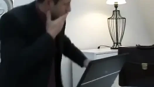 Dicke titten bei der arbeit - Cindys chef liebt ihre enge muschi und massiert