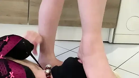 Ich putze meine neuen oberschenkelhohen Stiefel