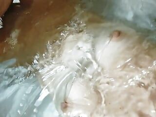 Sereia babá fodida em sua buceta molhada apertada na banheira enquanto toma banho