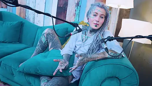 Aku berbicara tentang H - Happiness - ASMR podcast SFW berbicara dengan gadis kurus gothic bertato rambut gimbal