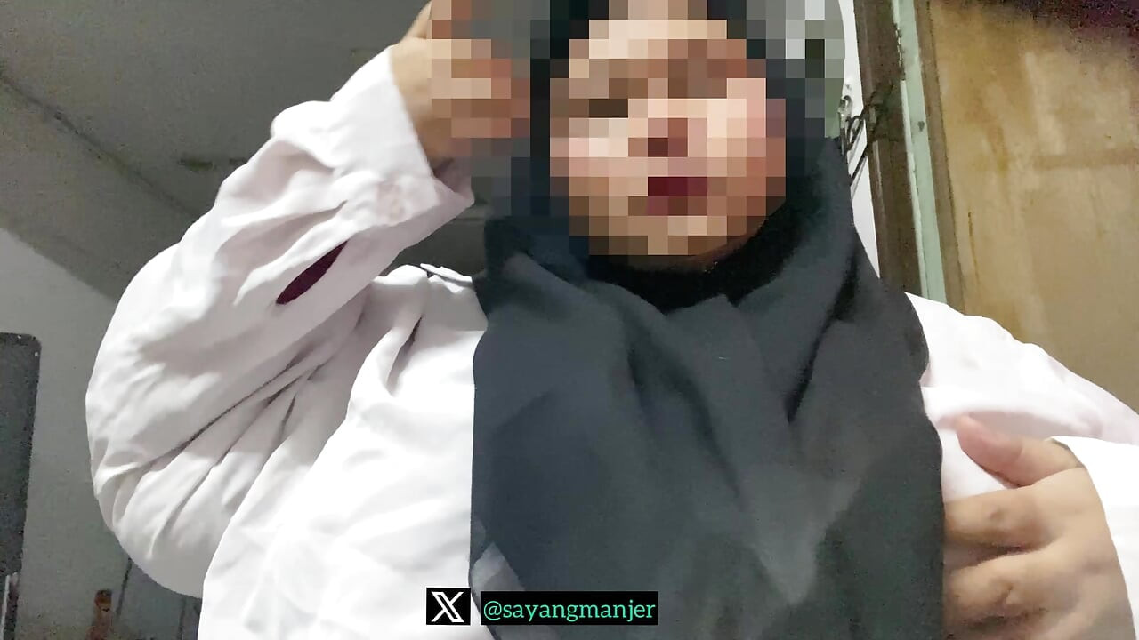 HIJABI PLAY WITH DILDO
