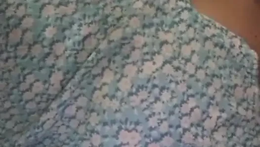 Brunette panas masturbasi dengan dildo raksasa di atas beruang teddy