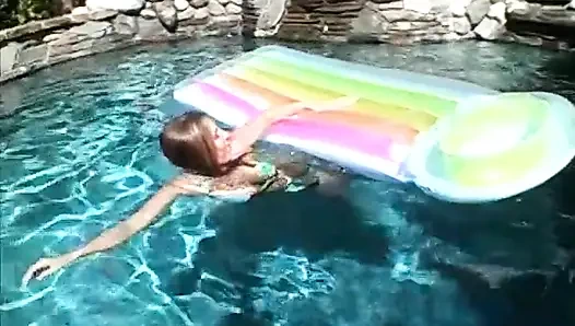 Милфе идеальной формы кончили на лицо после хардкорного траха