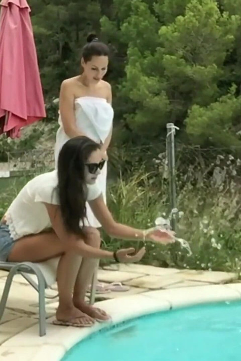 Ateşli güzel Lilu Moon ile doğa havuzunda yüzerken