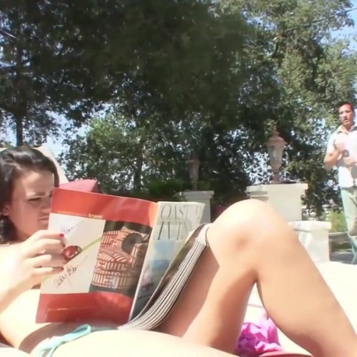 Zakar besar menghisap pepek awek berpantat besar kongkek pancutan mani pada pepek