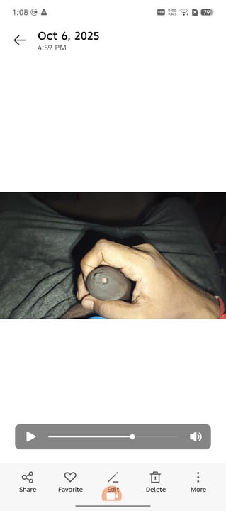 Играю с моим шоколадным сочным членом