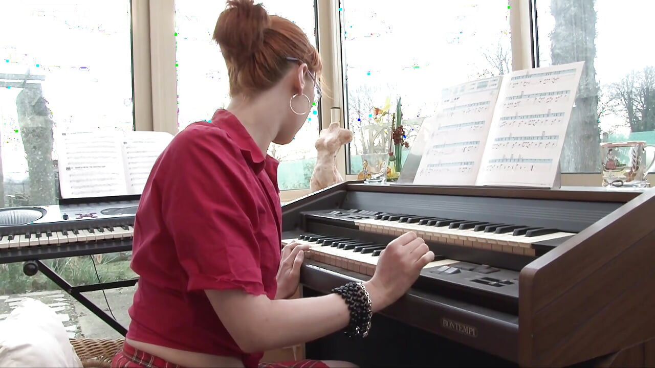 Ginger tiener wordt geneukt door haar pianoleraar