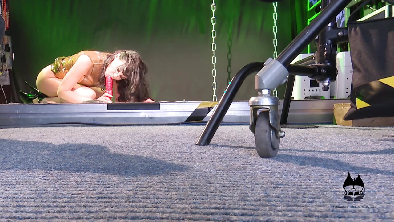 În spatele scenei: AshleyGreyBDSM îmbrăcată în videoclipuri din latex solo cu un vibrator sau ejaculează minunat