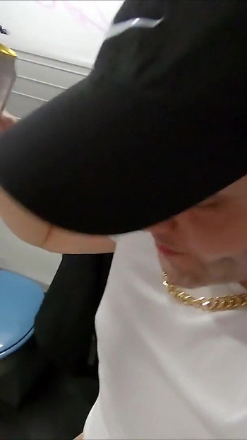 Snažan trenutak iz "chav i nasumični putnik jebu se bez kondoma u WC-u vlaka"