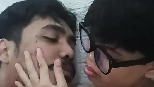 Wunderschönes asiatisches Wildfang bis zum Ertrinken