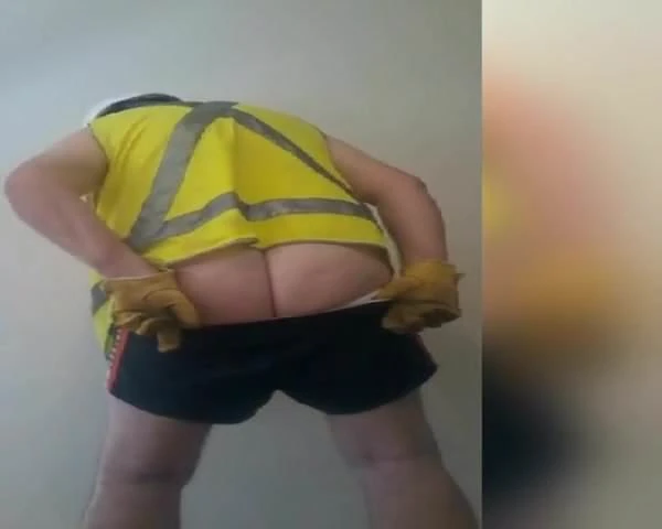 Oso de la construcción da un espectáculo caliente