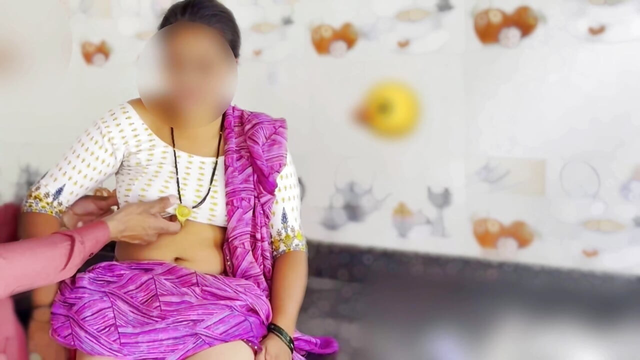 Desi ártatlan falusi lány (cselédlány) Faszon ment le a főnök házába, és a főnök megdugta