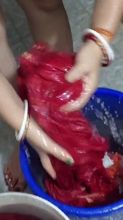 สาวหมู่บ้านอินเดียเอเชียเล้าโลมกับแฟนหนุ่มในห้องน้ํา ซักเสื้อผ้าและตรวจสอบหีของเธอ, นมและสีขาว... | คลิป 1