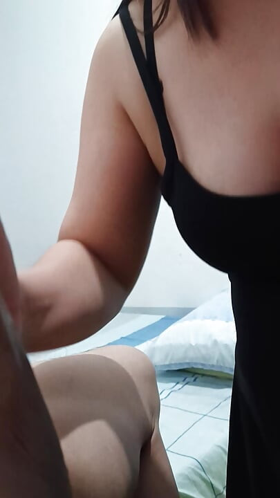 Große natürliche titten, ehefrau gibt einen blowjob und gesichtsbesamung in nahaufnahme