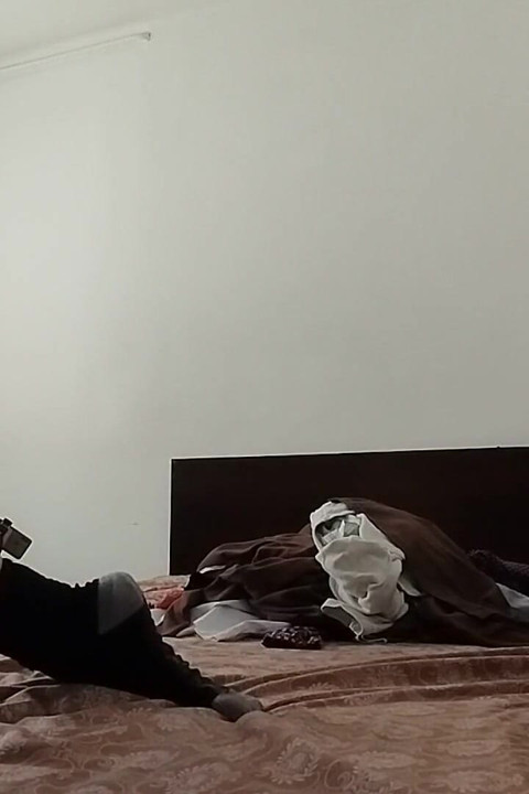 Wanita amatir bersenang-senang mencoba pakaian dan memotongnya.