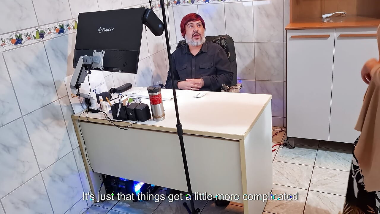 O șefă îi ordonă angajatului să-și scoată hainele și îi suge curul.
