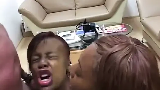 Cewek jalang rambut merah yang mewah lagi asik ngisap kontol sambil berlutut