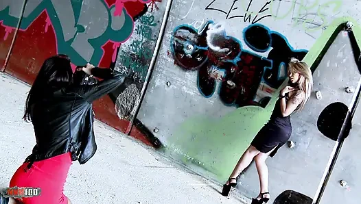 Aris Dark - çarpıcı sarışın bebek iki yarağı birden sikiyor