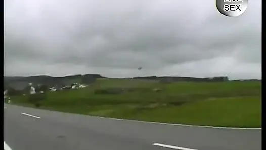 Девушка-блондинка позволяет своему парню трахнуть пальцами ее в машине