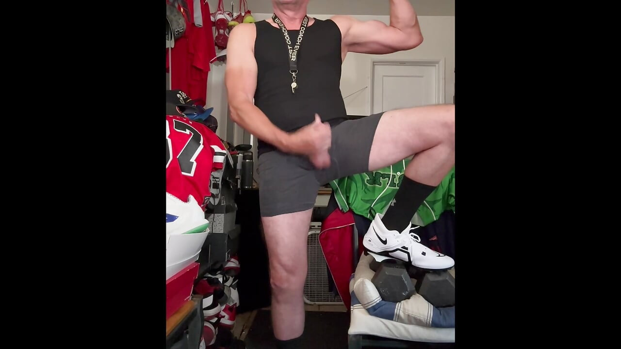 JockDad87 Izbacuje Hrpu Alfa Sperme u svoje Nike Alpha kopačke
