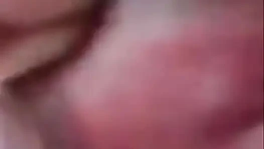 Азиатская девушка демонстрирует свою киску и большую грудь