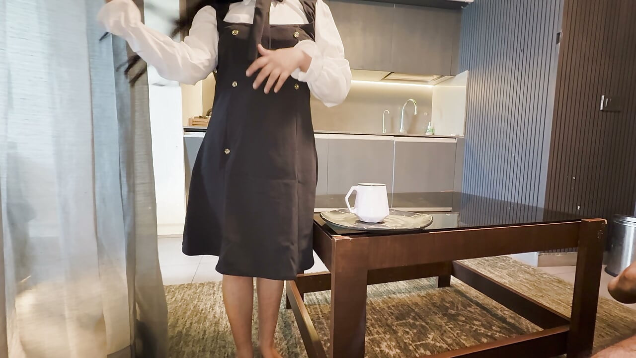 La camarera del hotel le dio un servicio extra al cliente y se dejó follar