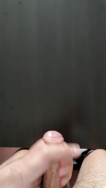 Spermă uriașă pulverizată pe o masă