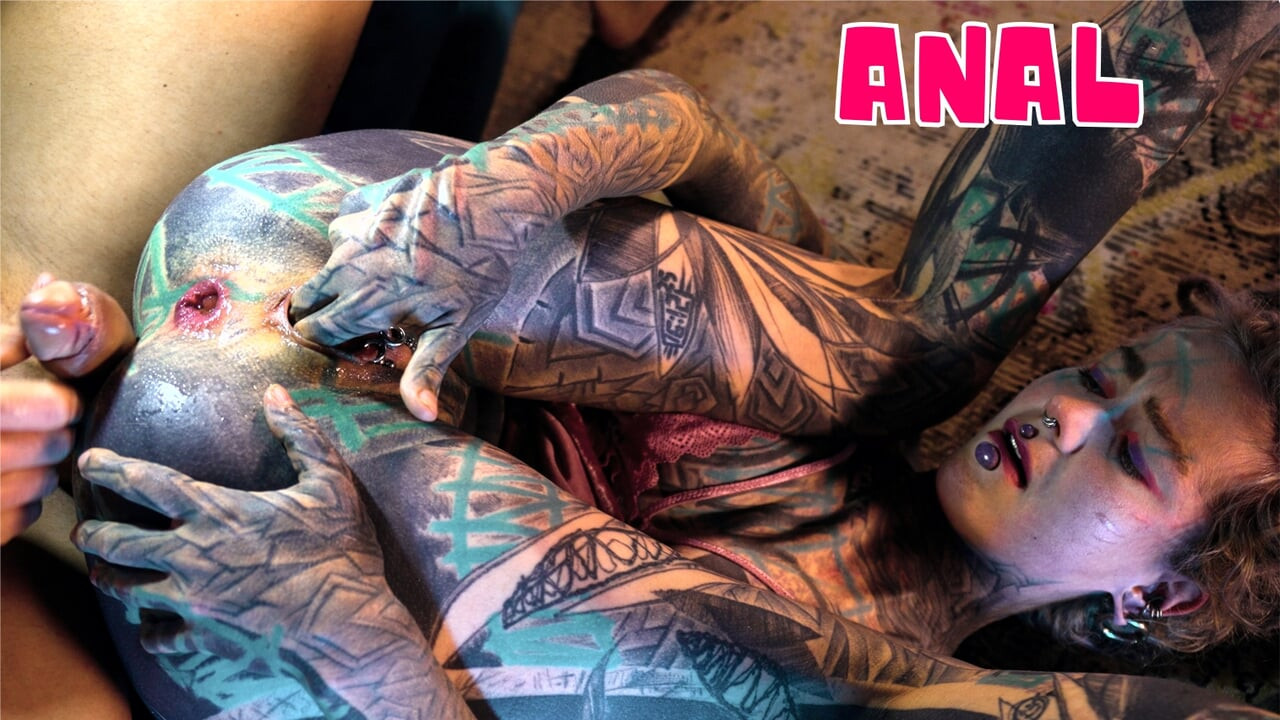 A BWC biztonsági szolgálata rajtakapott egy tetovált lányt, aki olyan jól megbassza a punciját, hogy megbassza az ANAL-ját