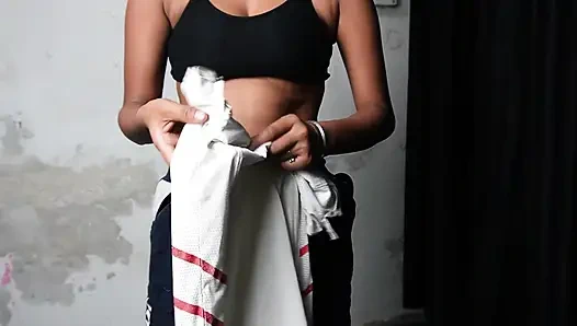 Desi güzel bir ev hanımı iki adamla sikişiyor, emiyor