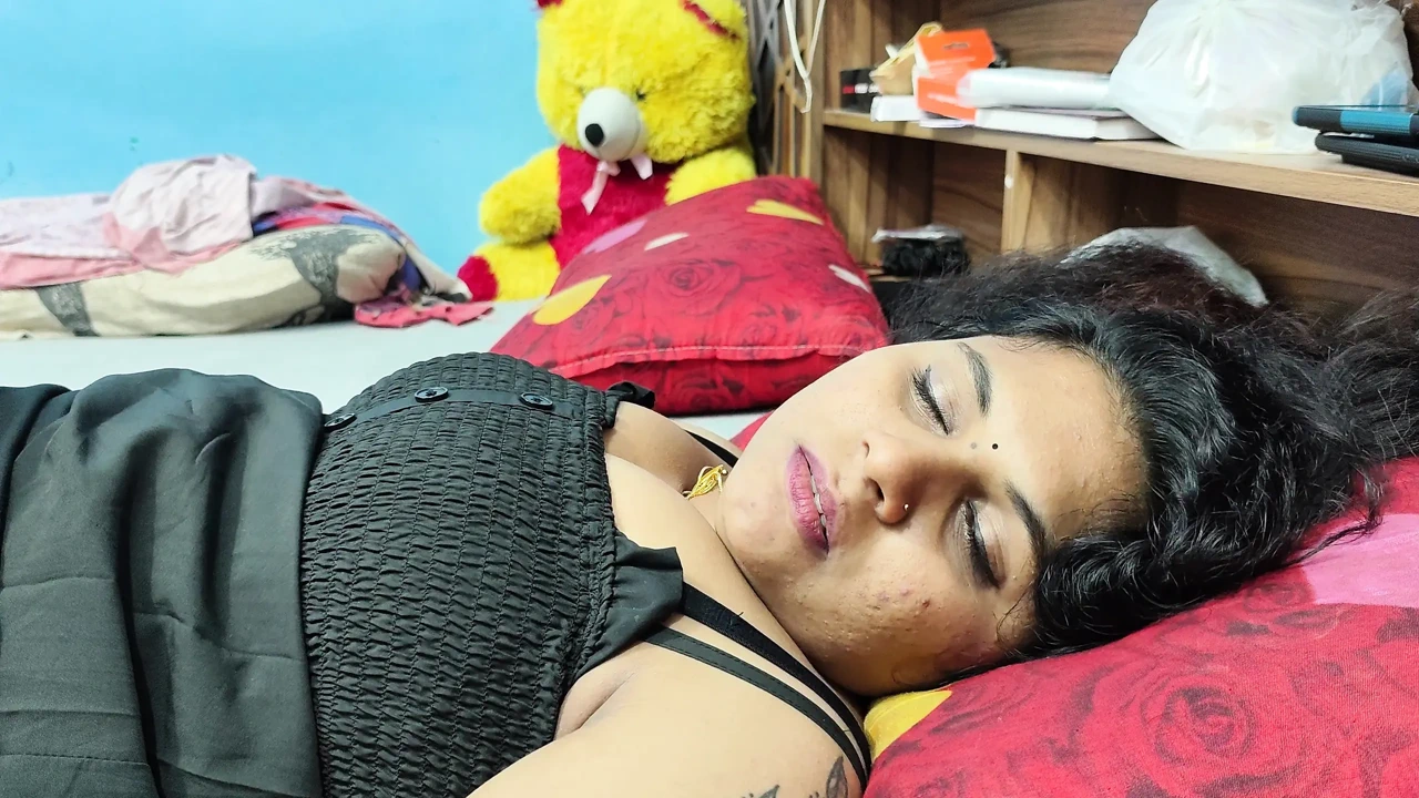 女朋友第一次在家里和男朋友做爱并撒尿，女朋友和男朋友在卧室里热操和撒尿