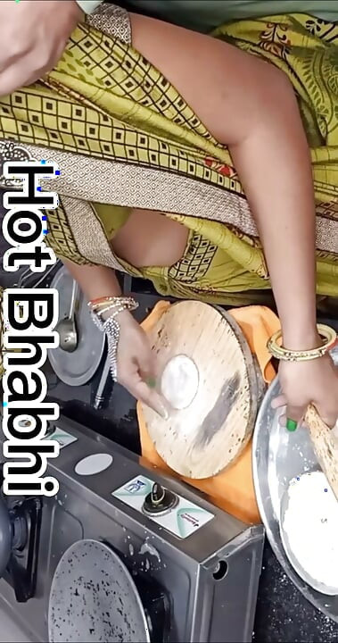 Bhabhi ko devar Ne roti banate hue pakad liya bhabhi ko bade pyar Se manaya uske bad land munh mein de diya