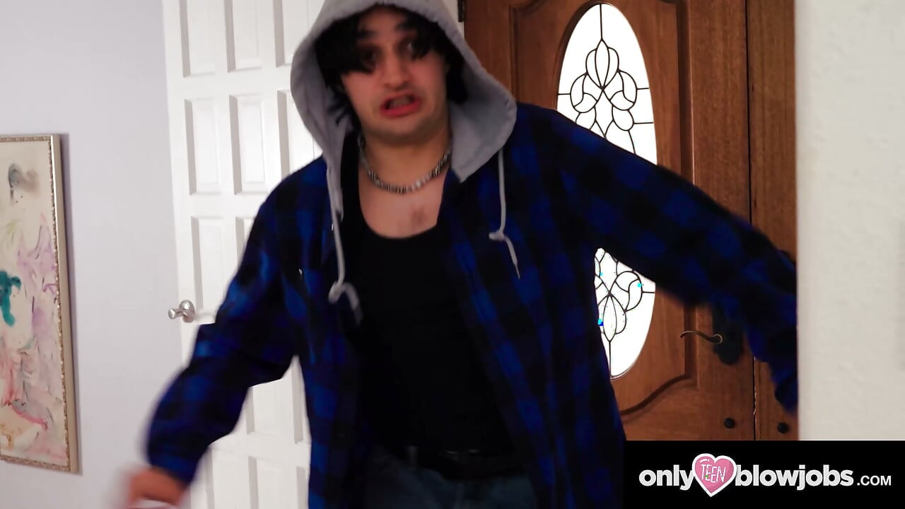 ONLY TEEN BLOWJOBS - La rubia River Lynn le chupa la polla a su hermanastro después de la fiesta